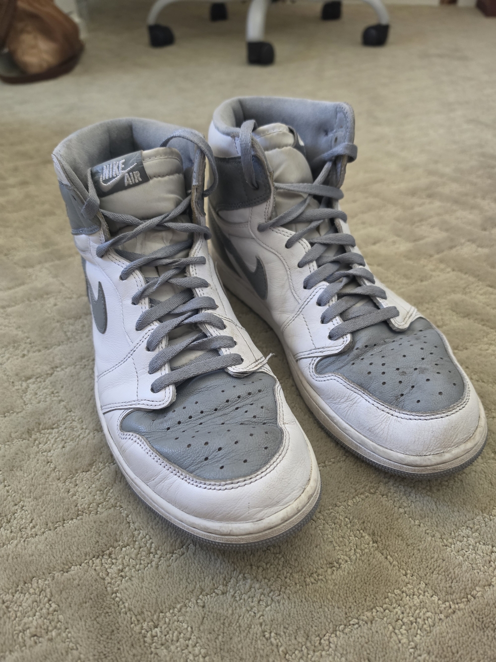 Nike High-Top Sneakers in White and Light Gray Size 12